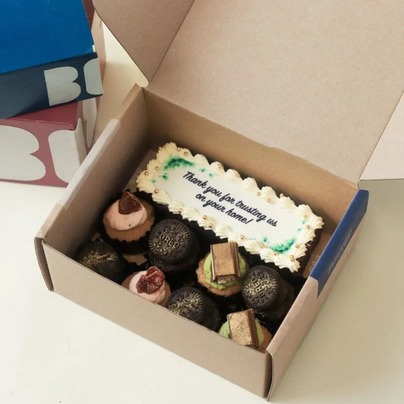 1 x Chocolate Brownie (11cm x 4 cm), 4x oreo mini cupcake, 2x berry vanilla mini cupcake & 2x matcha mini cupcake