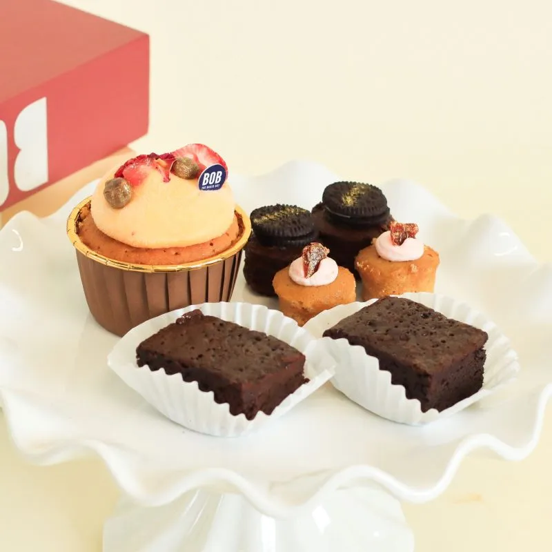 1 x Classic Cupcakes, 2 x 55% Chocolate Brownie
                          (2" by 1.5"), 4 x Mini Cupcakes 